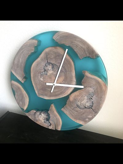 часы из эпоксидной смолы и спилов дерева