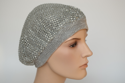 Вязаный берет со стразами серый