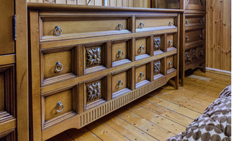 Большой комод с 6 ящиками и цветочным декором.