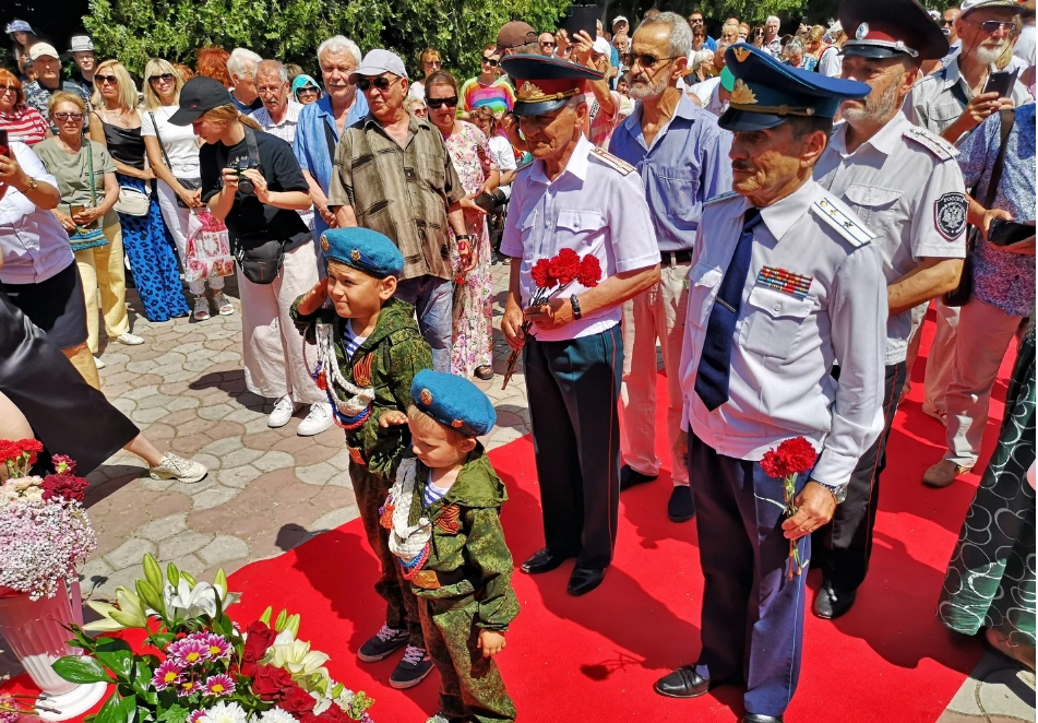 Новости керчи мой город. Памятник Лановому Керчь. Открытие бюста Лановому. Керчь Лановой. Почетный гражданин города Керчь.