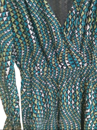 Платье бирюзового цвета с геометрическим орнаментом отрезное по линии талии