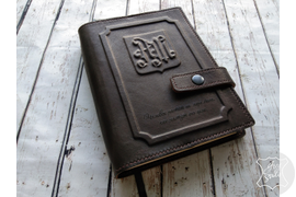 Кожаный ежедневник с объемными инициалами на обложке