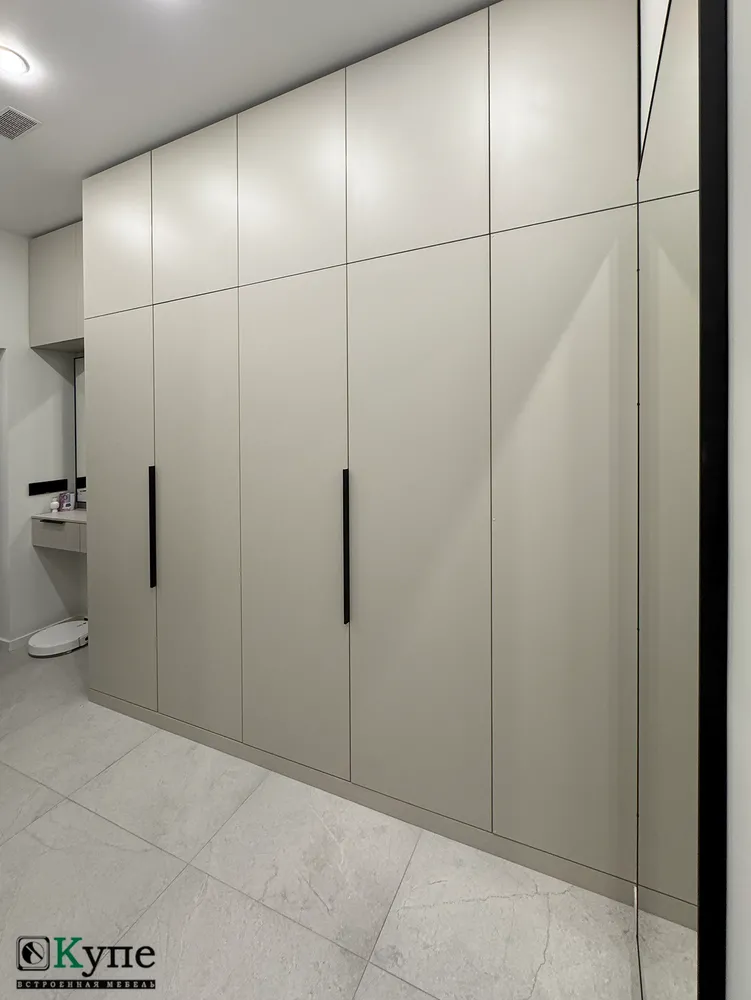 026 Шкаф распашной в прихожей. Фасады ЛДСП Egger U750 ST9 Ярко-Серый