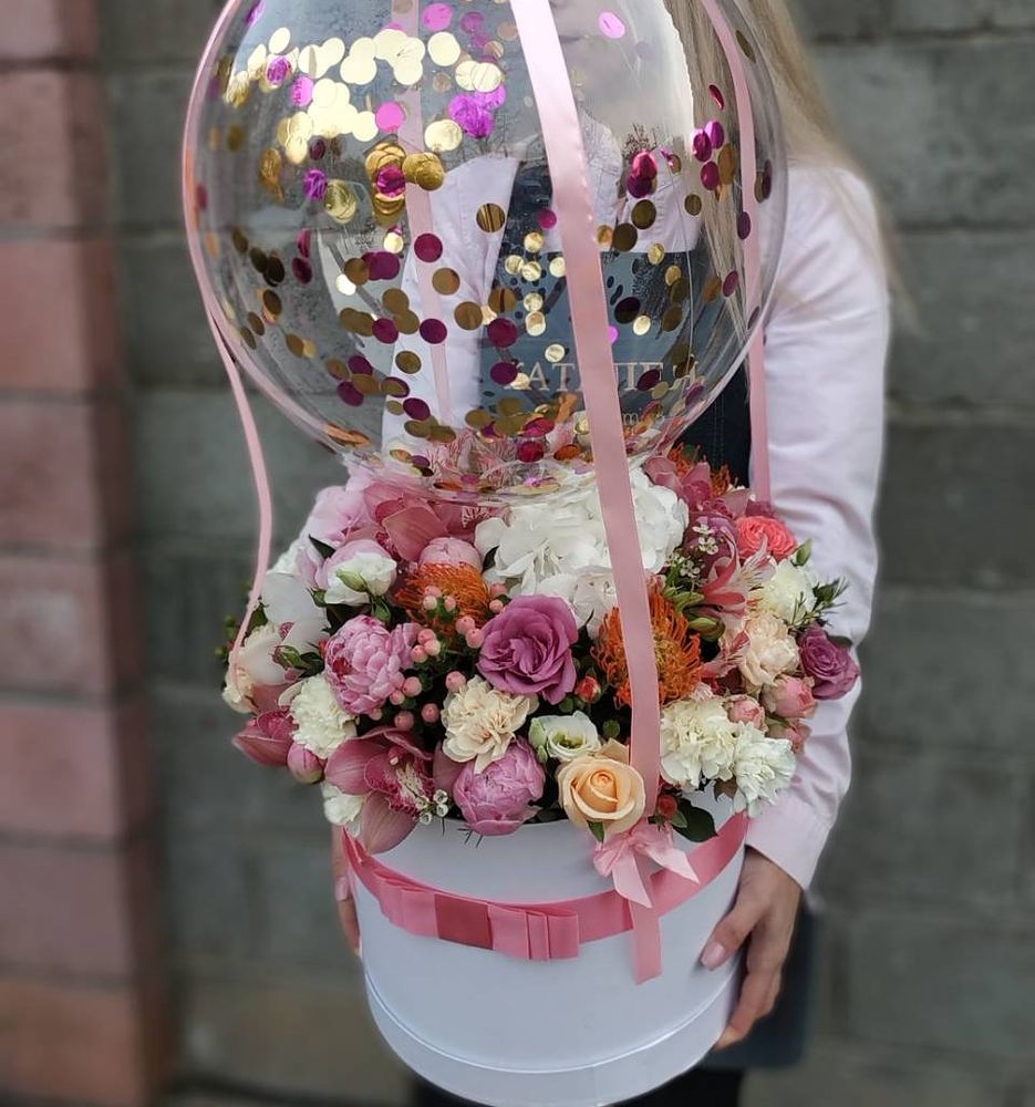 Цветочная композиция с воздушным шаром