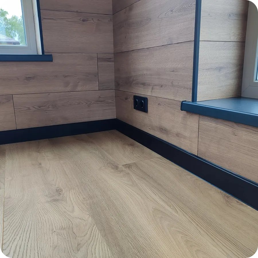 Инновационный дизайн: монтаж гибкого черного плинтуса Dollken Cubu Flex Life 80 с возможностью оформления радиусных стен.