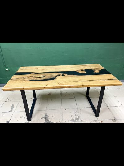стол река с эпоксидной черной смолой из слэба карагача