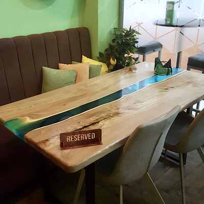 стол для кафе с рекой из эпоксидной смолы