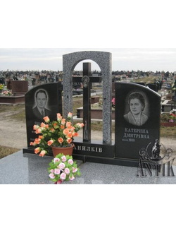 На фото двойной памятник на могилу с аркой и крестом в СПб