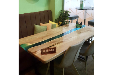 стол с рекой из эпоксидной смолы для итальянского ресторана. г.Москва. Работа spilcenter.com