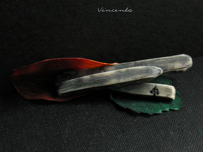 Брошь с лепестком розы "Воспоминание о былом"