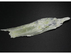 Брусит (немалит) светло-зеленый, волокнистый брусит, коллекционный образец, Россия, КЧР, Урупский район, м-ние Мощевая балка (80*15*5 мм, 4 г) №29693