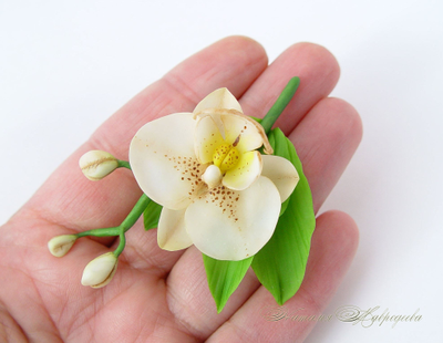 Брошка с кремовой орхидеей.