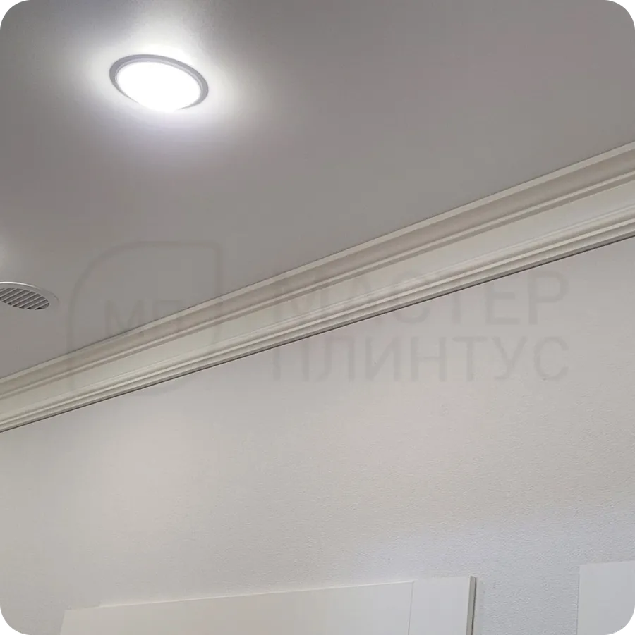 Монтаж потолочного плинтуса Decor-Dizayn в современном интерьере — пример того, как простые элементы могут преобразить пространство