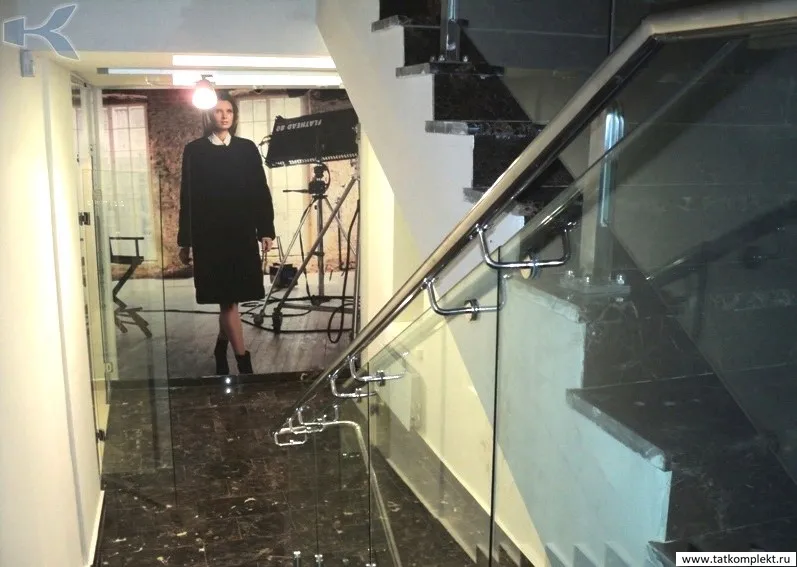 Ограждение из стекла закаленного триплекса, толщиной 12 мм. Красивое и безопасное стеклянное ограждение с нержавеющими перилами. ООО "Комплект",  телефон +79662407090, почта tatkomplekt@yandex.ru