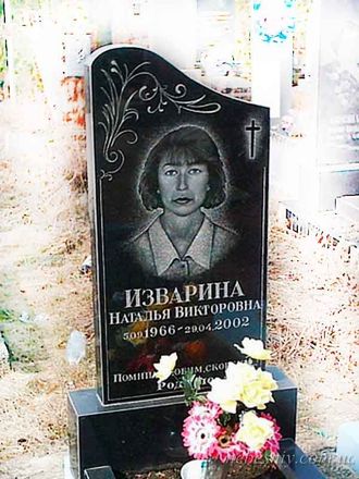 Фото вертикального бюджетного памятника на могилу с изогнутой стелой в СПб