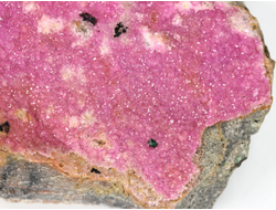 Кобальтокальцит, кристаллы на породе, Марокко (87*69*25 мм, 234 г) №28622