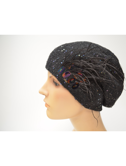 Черный берет с перьями
