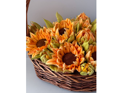 Корзина с зефирными подсолнухами