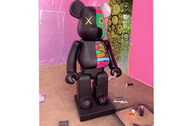 Bearbrick. Рекламная скульптура из стеклопластика