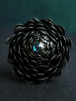Кольцо-цветок в готическом стиле "Око Ворона", по мотивам сериала "Рейвенсвуд"