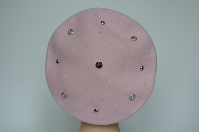 Фетровый пудровый берет со стразами Сваровски