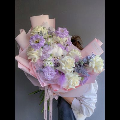 Сиреневый букет с гортензией и розами