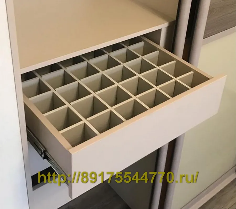 005 Ящик на направляющих полного выдвижения с отделениями для хранения мелочей