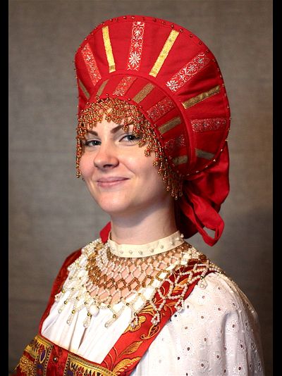 Кокошник праздничный для молодой девушки.