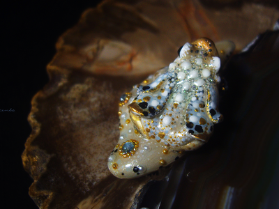 Мини-брошь с жемчугом и крылатой лягушкой "Царская бабочка, Дивная Зоренька"