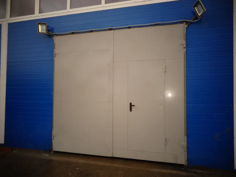 промышленные ворота утепленные с калиткой