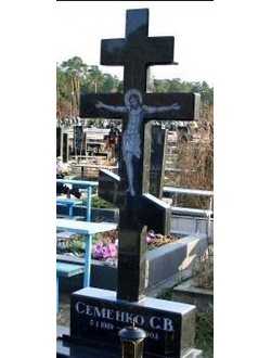 Фото памятника в виде креста с изображением Христа в СПб