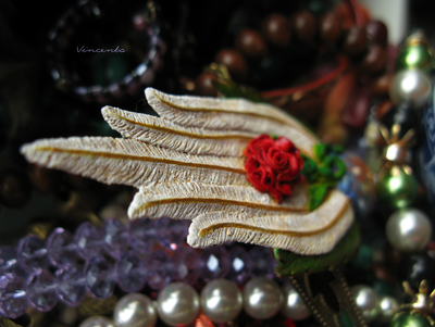 Роза Ветров. Необычная брошь с цветком и перьями из полимерной глины