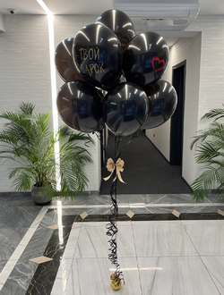 Связка из 11 чёрных шаров с надписями