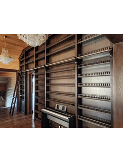 Встроенный шкаф с полками-балюстрадами для тарелок.