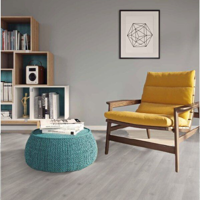 Ламинат Wineo Дуб Баланс Серый LA183LV4 в интерьере комнаты