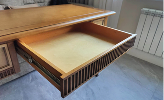 Стол письменный с двумя боковыми ящиками и одним узким по центру.