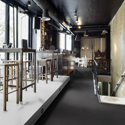 Виниловый пол Wineo 800 Tile L Solid Black DB00103-3 в интерьере кафе