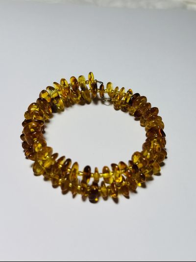 Браслет на пружине тройной из обработанного янтаря