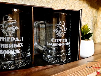 Пивные кружки с гравировккой в деревянной упаковке