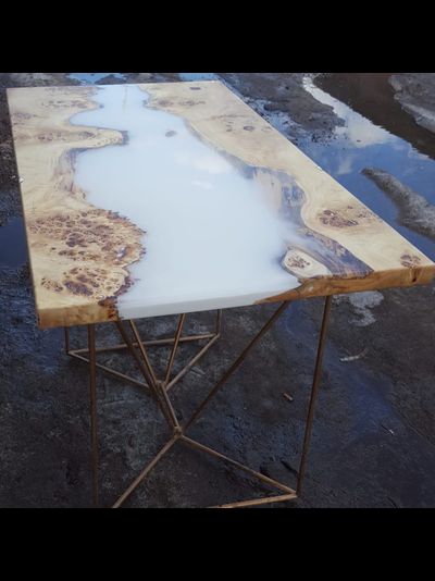 столешница с белой рекой из горного тополя