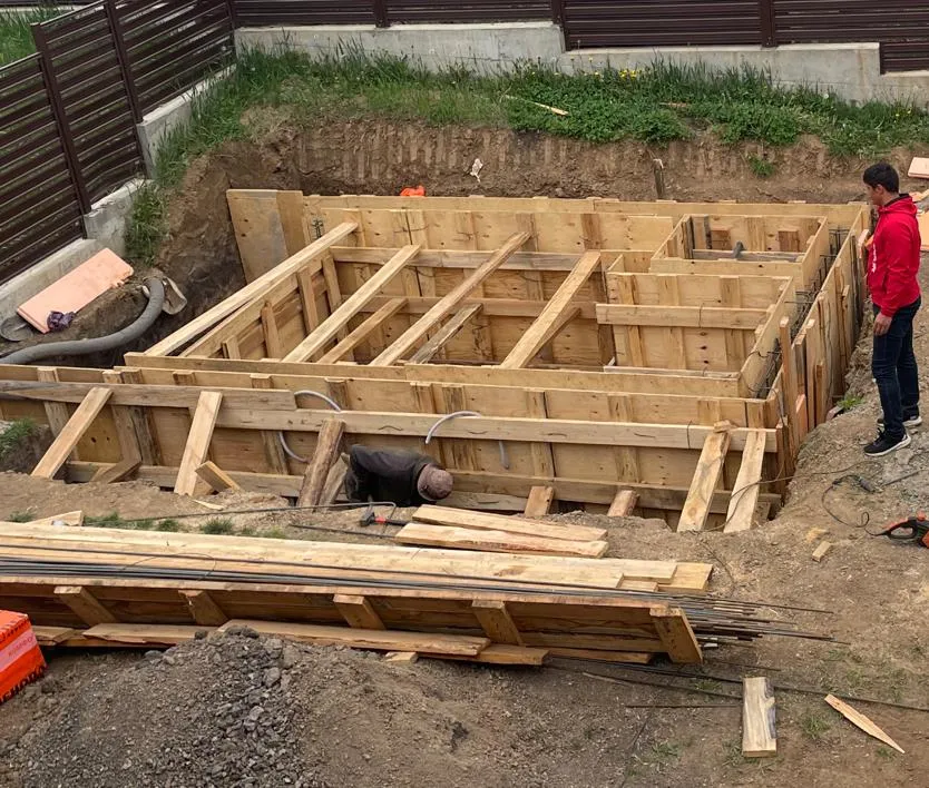 Создание опалубки в котловане 