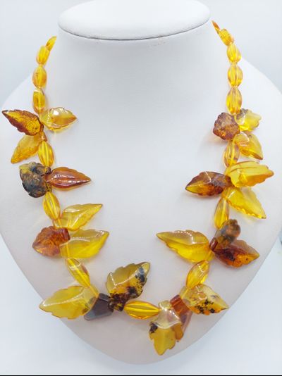 Колье камнерезное из янтаря "Листики" 11047