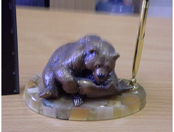 Письменный прибор МЕДВЕДЬ С РЫБОЙ, подставка селенит. ОПТ