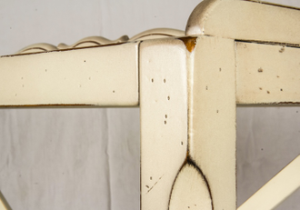 Этажерка с открытыми полками в три яруса.