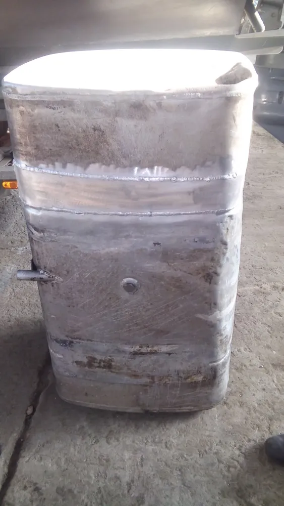 Ремонт бензобаков в Екатеринбурге. Заварить топливный бак грузового автомобиля. Сварка алюминиевых баков. 
заварить трещину в баке грузового автомобиля
Заплата на топливный бак под кронштейн