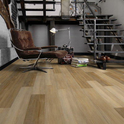 Виниловый пол Wineo 400 Wood Eternity Oak Brown DLC00120 в интерьере гостиной