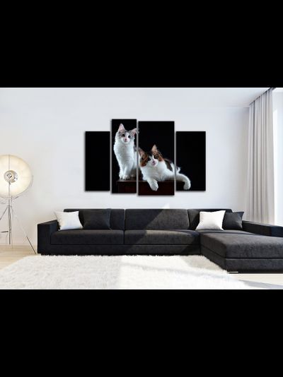 Модульная картина "Статуэтки на тумбочке"