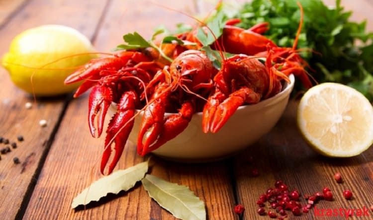 Вареные раки с большим лимоном
