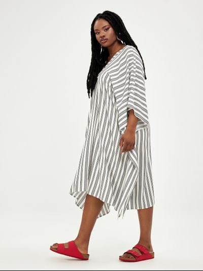 Эффектное летнее платье в полоску