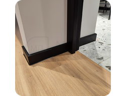 Плинтус ХДФ Dollken Cubu Flex Life 80мм Х 2,5 м 0110/1144 Черный в интерьере 4